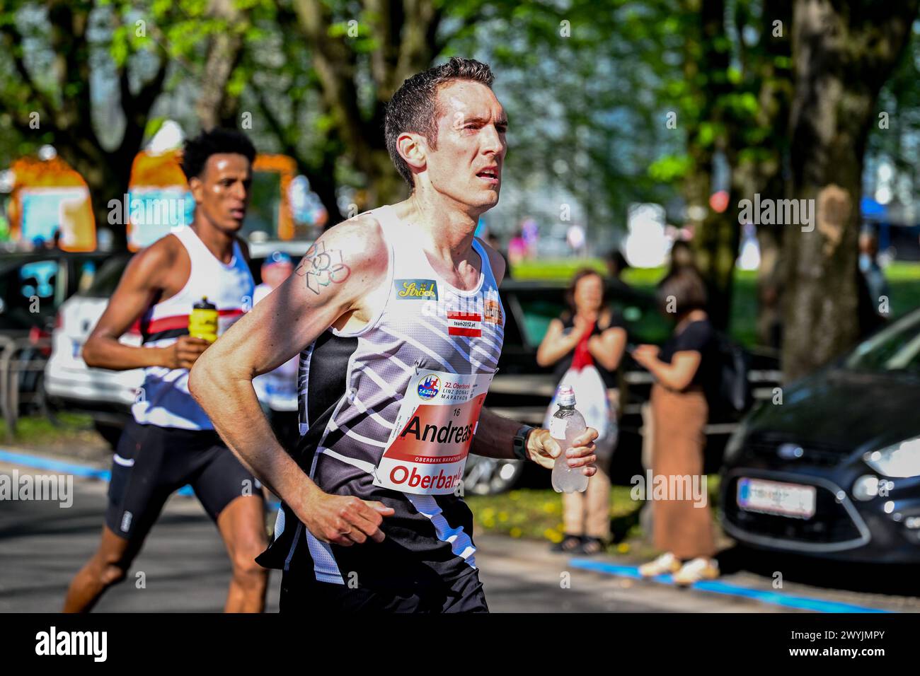 Linz, AUT, Leichtathletik, Oberbank Linz Donau Marathon 2024, im Bild ...