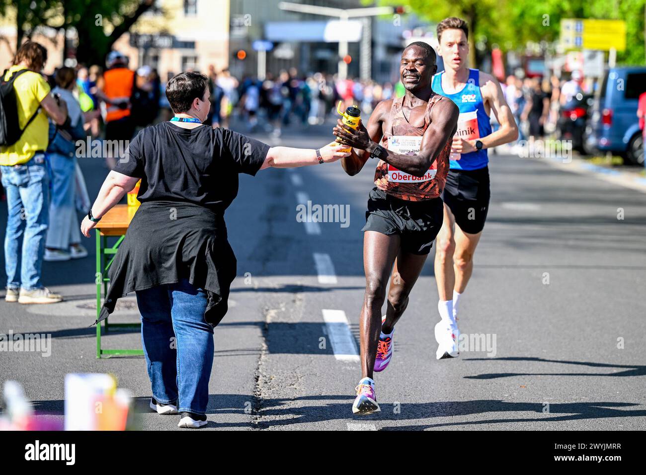 Linz, AUT, Leichtathletik, Oberbank Linz Donau Marathon 2024, im Bild ...