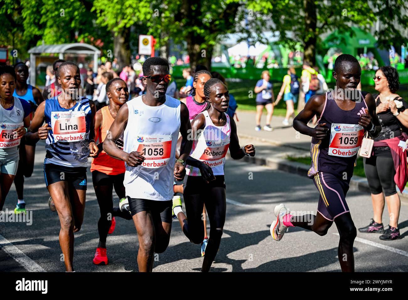 Linz, AUT, Leichtathletik, Oberbank Linz Donau Marathon 2024, im Bild ...
