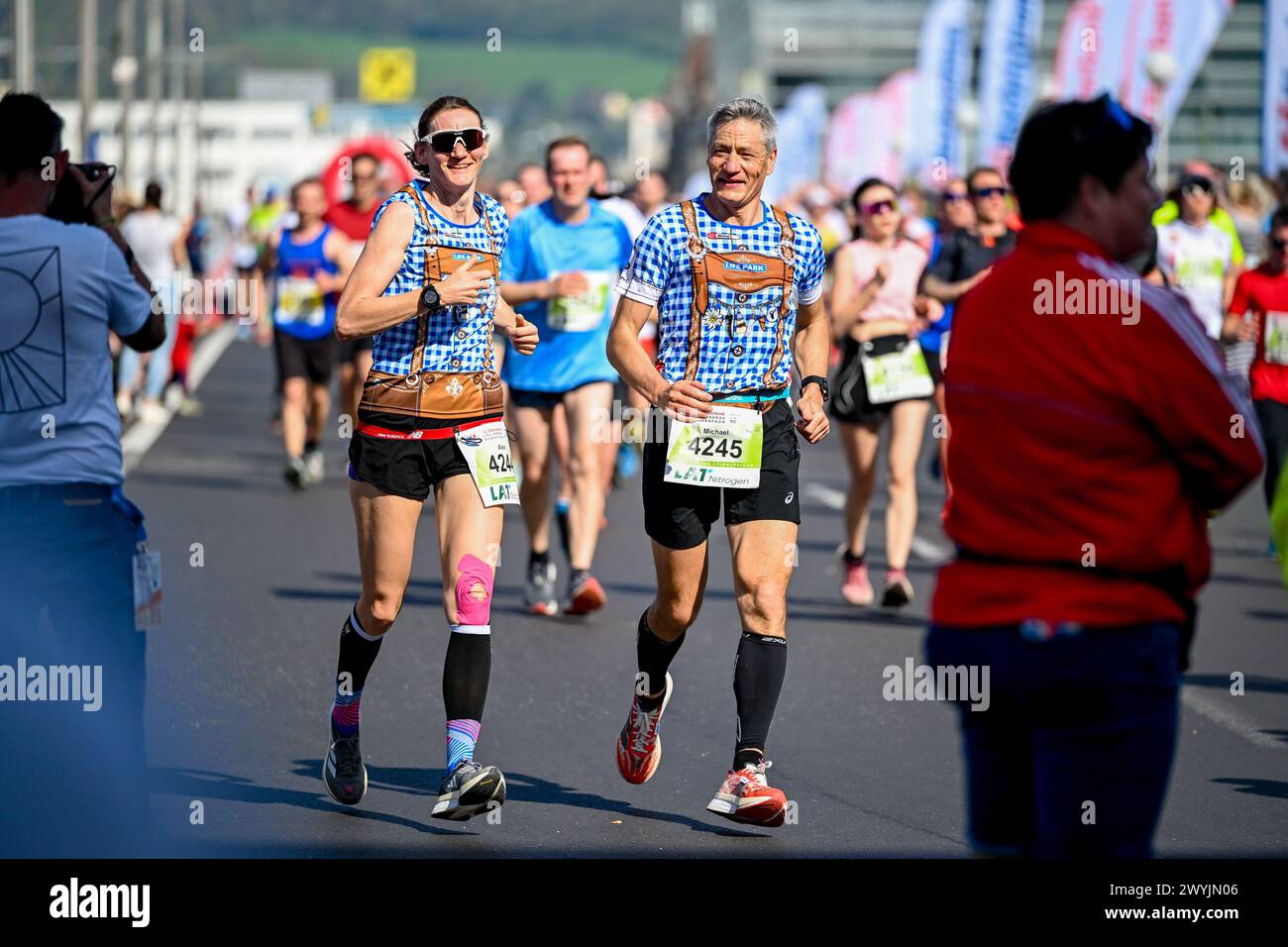 Linz, AUT, Leichtathletik, Oberbank Linz Donau Marathon 2024, im Bild ...