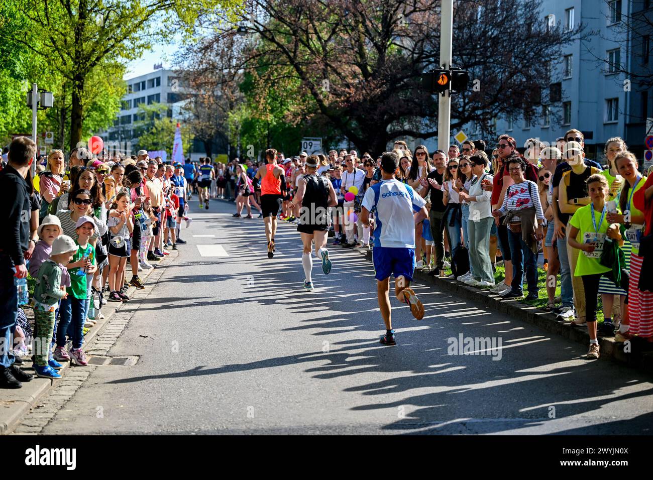 Linz, AUT, Leichtathletik, Oberbank Linz Donau Marathon 2024, im Bild ...