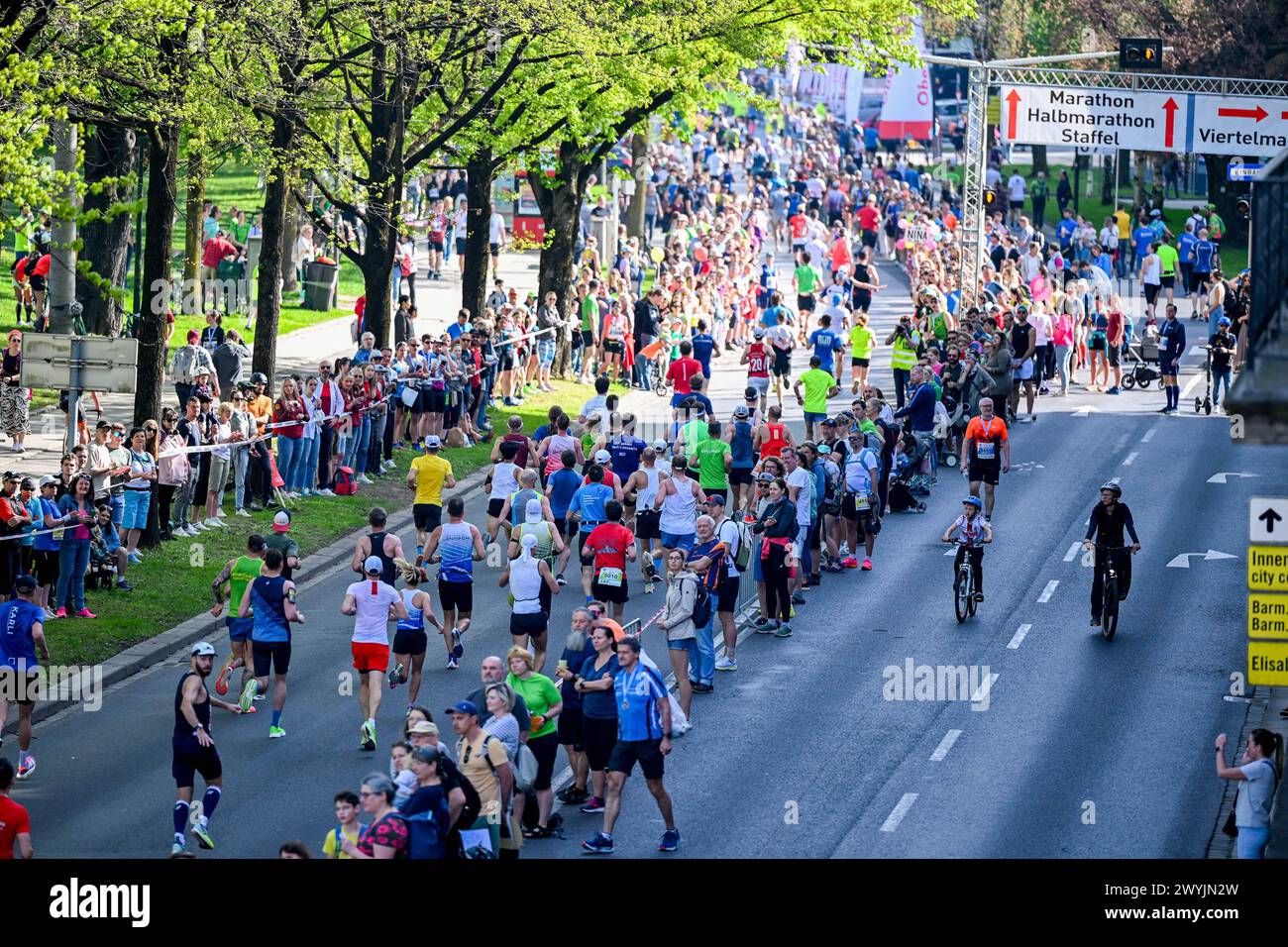 Linz, AUT, Leichtathletik, Oberbank Linz Donau Marathon 2024, im Bild ...