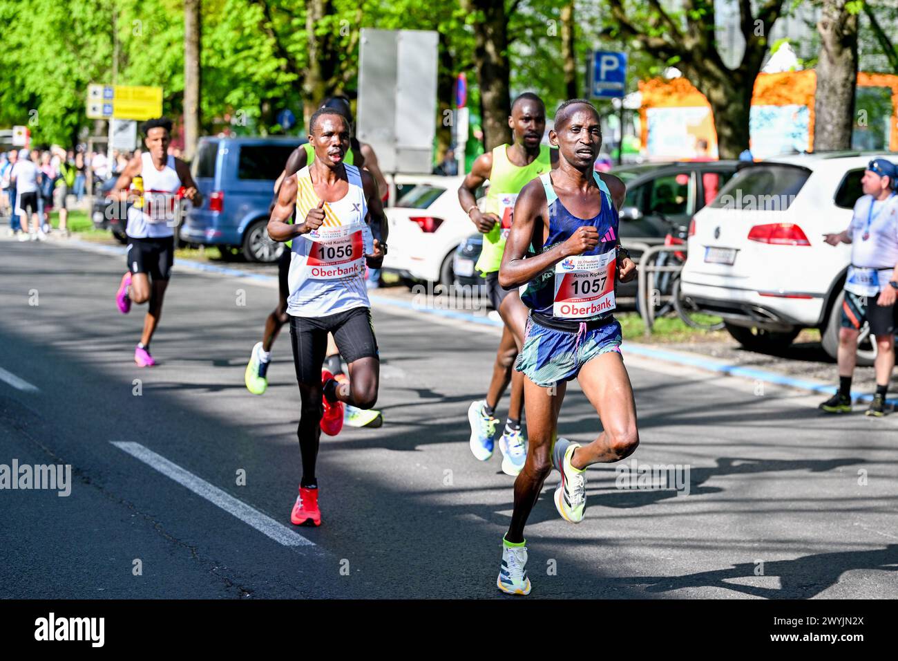 Linz, AUT, Leichtathletik, Oberbank Linz Donau Marathon 2024, im Bild ...