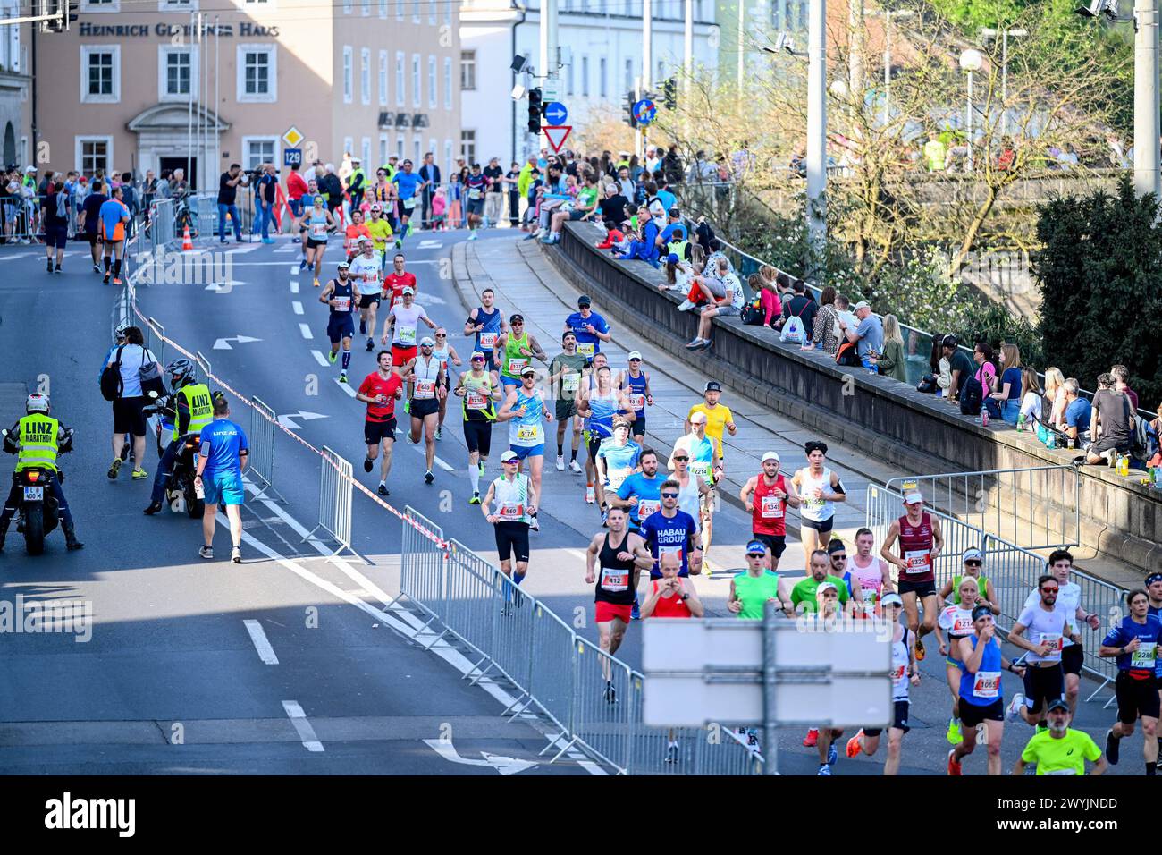 Linz, AUT, Leichtathletik, Oberbank Linz Donau Marathon 2024, im Bild ...