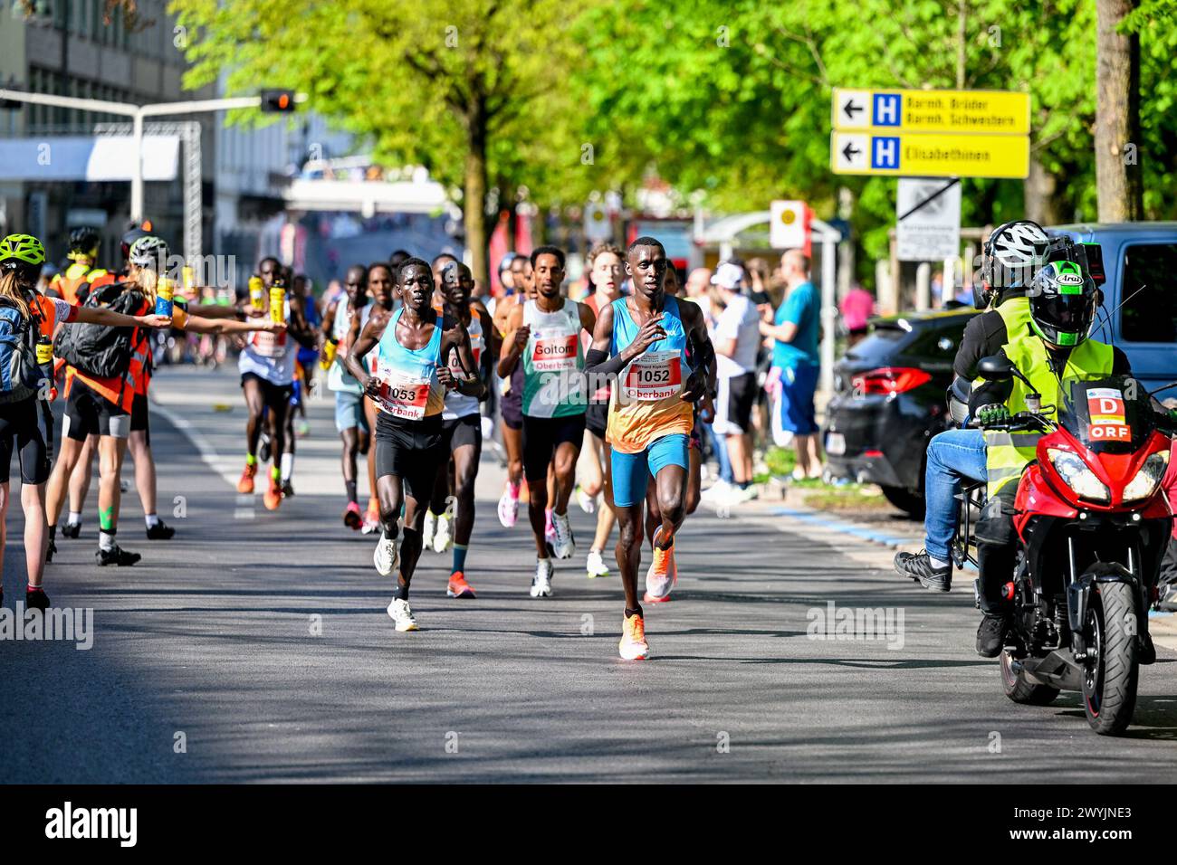 Linz, AUT, Leichtathletik, Oberbank Linz Donau Marathon 2024, im Bild ...