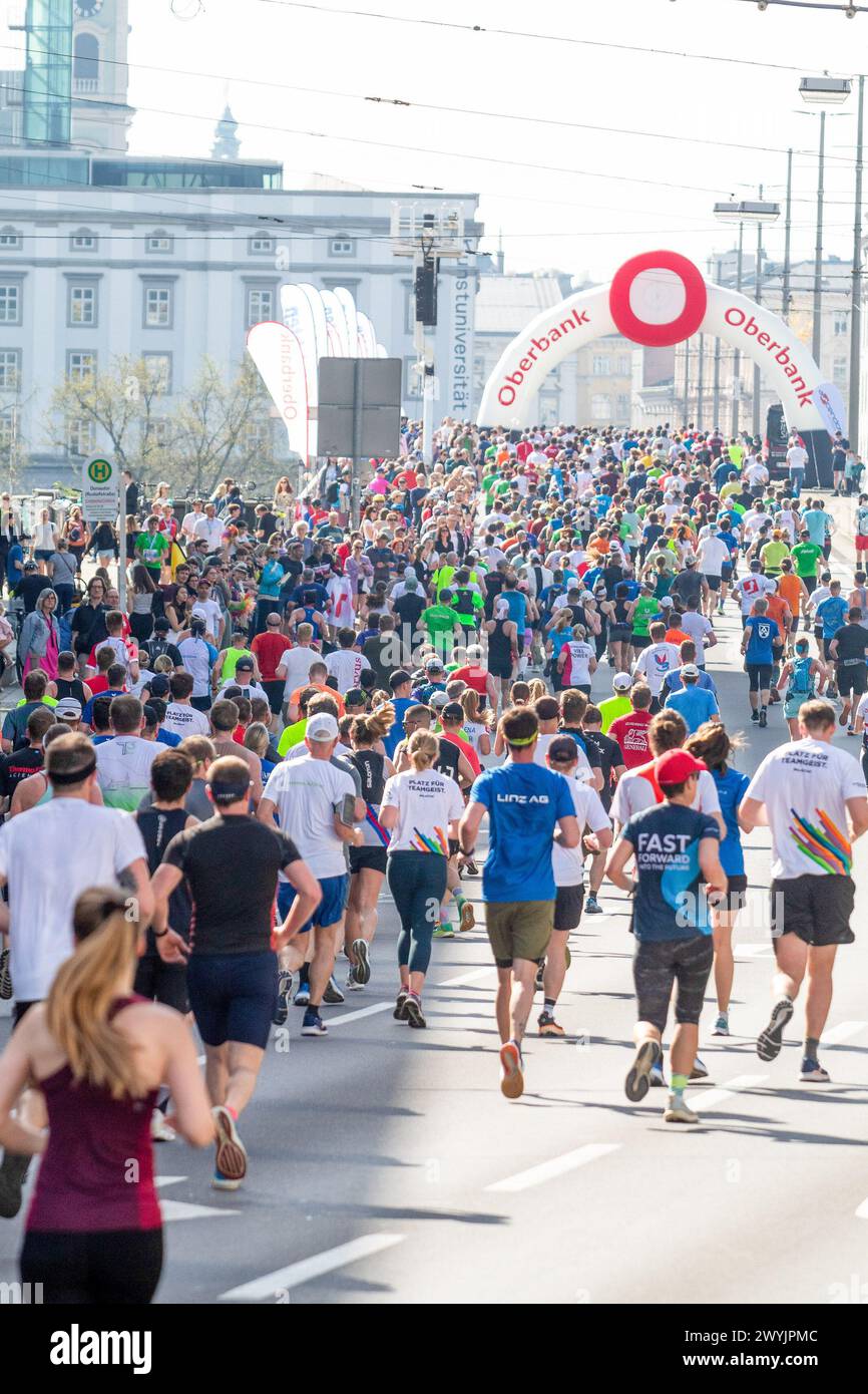 Linz, AUT, Leichtathletik, Oberbank Linz Donau Marathon 2024, im Bild