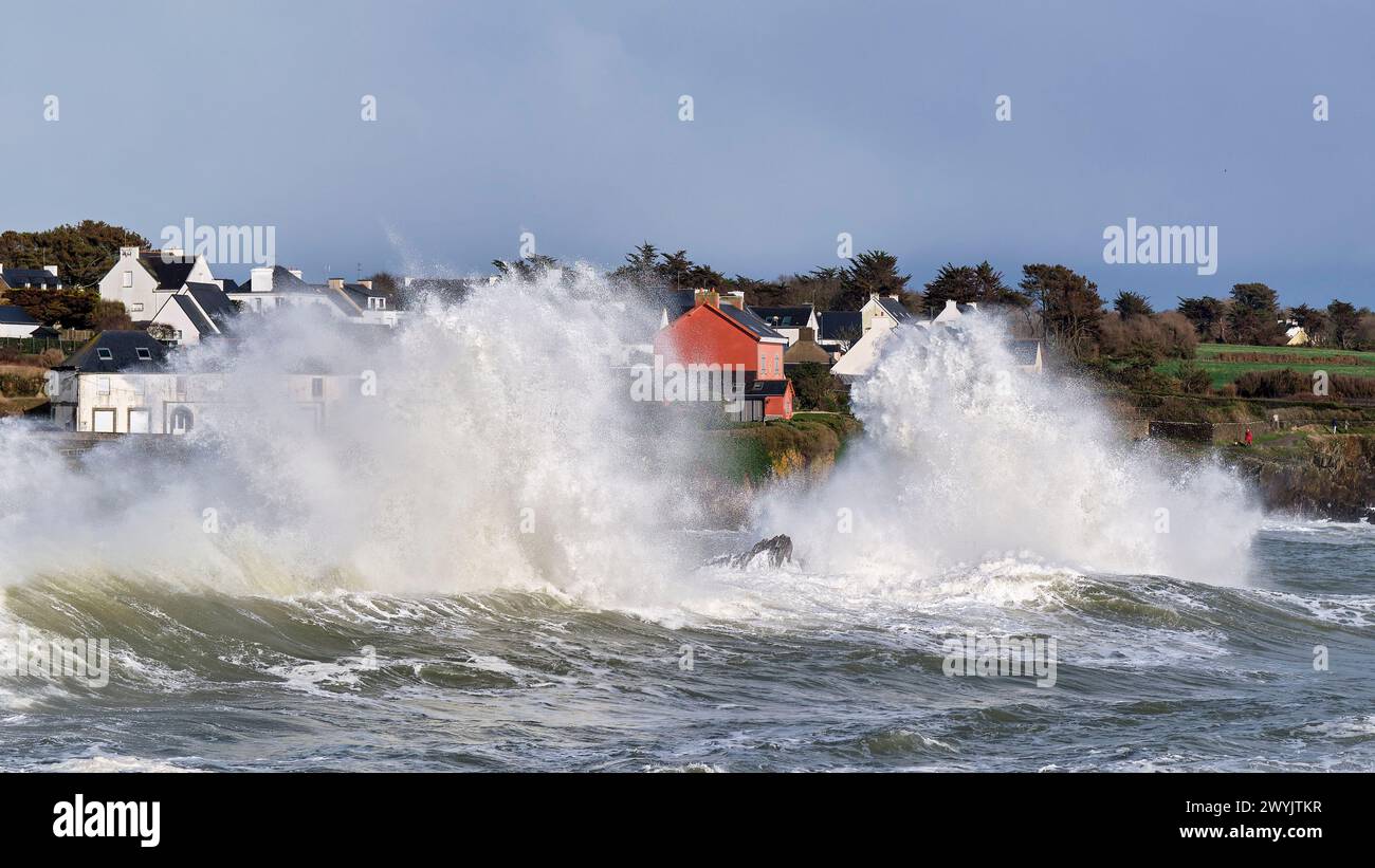 France, Finistère, Clohars-Carnoet, Doelan, wave on the harbour jetty during a winter storm Stock Photo