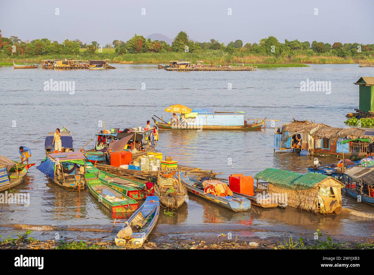 Cambodia, Kampong Chhnang, the banks of the Tonle Sap river, community of Vietnamese and Muslim Chams living on the river Stock Photo