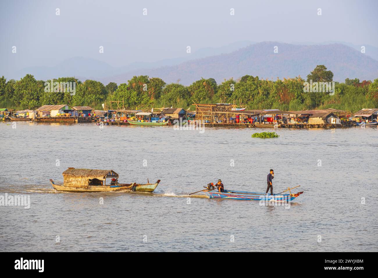 Cambodia, Kampong Chhnang, the banks of the Tonle Sap river, community of Vietnamese and Muslim Chams living on the river Stock Photo