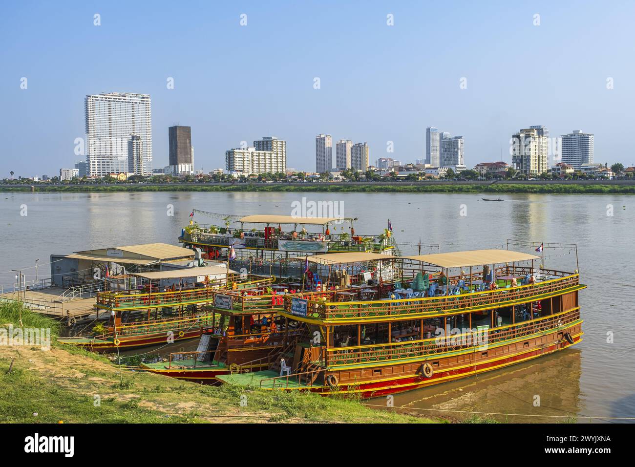 Cambodia, Phnom Penh, cruise boats on the Tonle Sap river and the buildings of the Chroy Changvar district Stock Photo