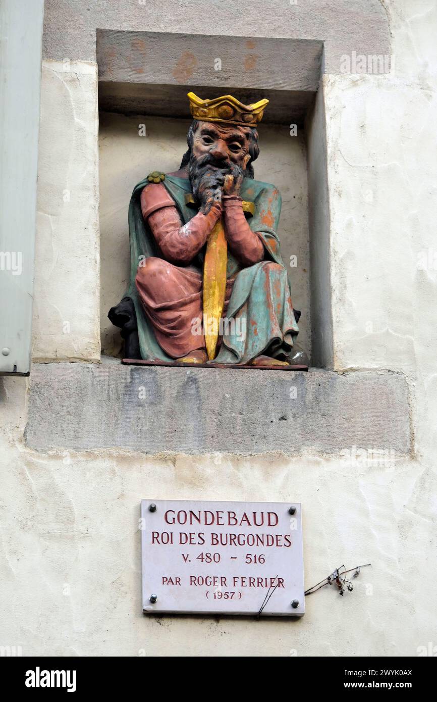 Switzerland, canton of Geneva, Geneva, Place de Bourg de Four, facade, niche, statue of Gondebaud king of the Burgundians Stock Photo