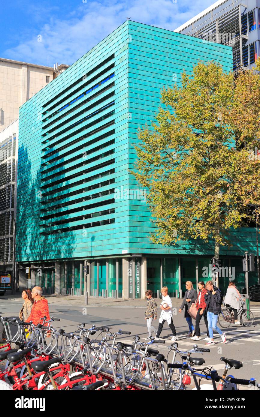 Belgium, Flanders, Antwerp, Eilandje district, Oudeleeuwenrui, self-service bicycle station in front of contemporary building Stock Photo
