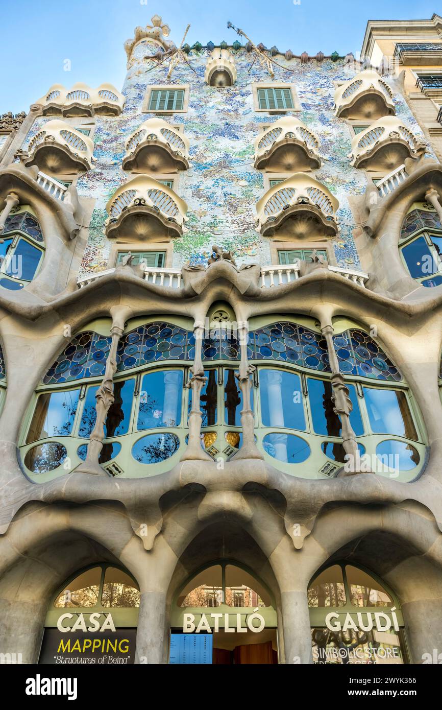 Spain, Catalonia, Barcelona, Eixample district, Passeig de Gracia, Casa Batllo by Catalan modernist architect Antoni Gaudi, UNESCO World Heritage site, the large glass roof with the sinuous profile of the central living room of the main floor Stock Photo