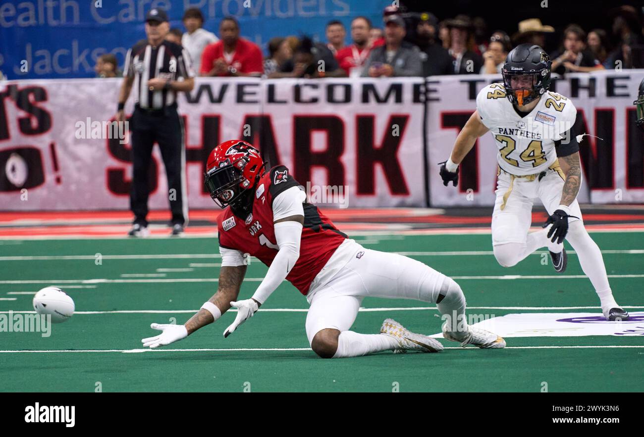 WR Tamorrion Terry (#1) unsuccessfully attempts to catch a ball thrown too low while DB Tyler Watson (#24) defends. Photo Credit: Tim Davis/Alamy Live News Stock Photo