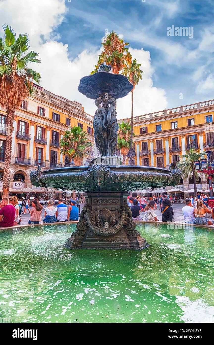 BARCELONA - AUGUST 8: Scenic fountain in Placa Reial, sightseeing and ...