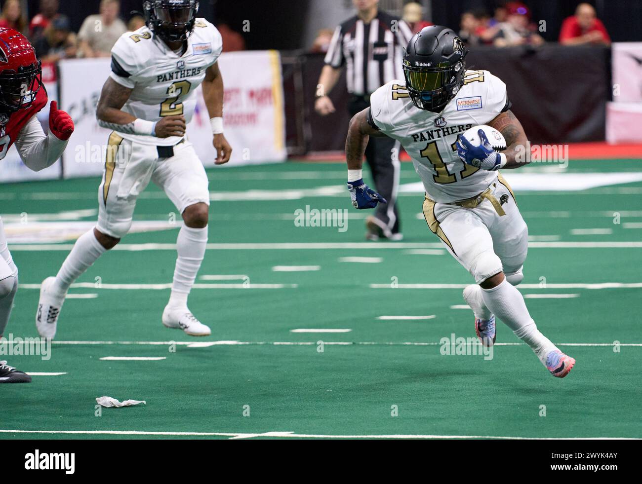 RB Shane Simpson (#11) gets outside on a handoff from QB Daquan Neal (#2). Photo Credit: Tim Davis/Alamy Live News Stock Photo