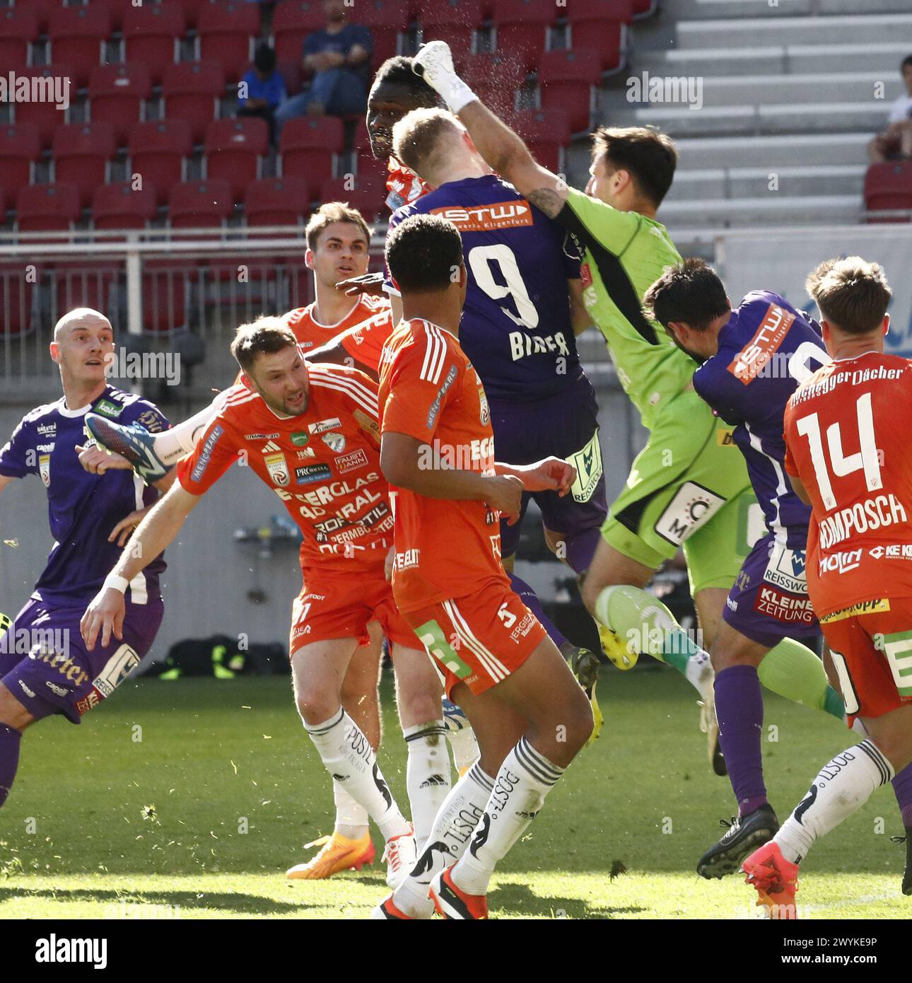 ABD0137 20240407 KLAGENFURT ÖSTERREICH Elfmeter Foul im Hartberger