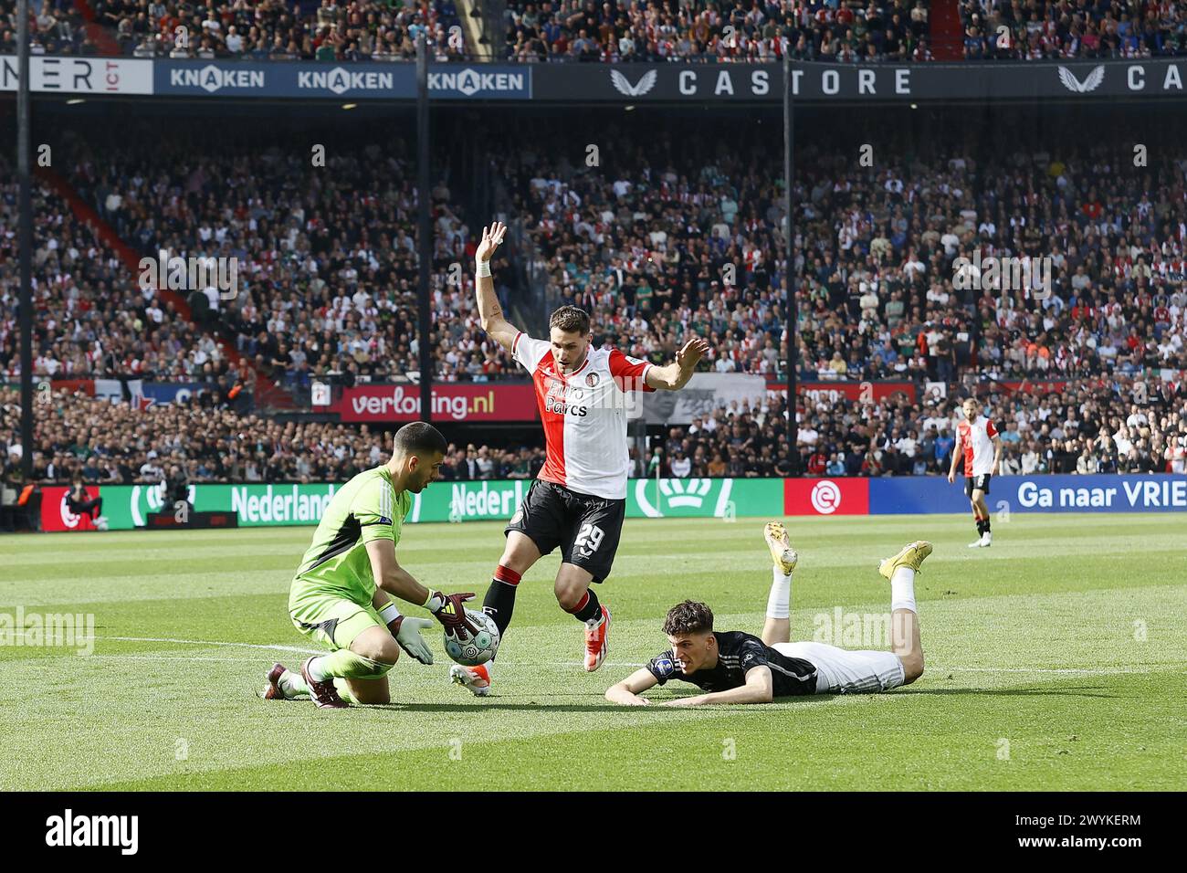ROTTERDAM - (l-r) Ajax goalkeeper Geronimo Rulli, Santiago Gimenez of ...
