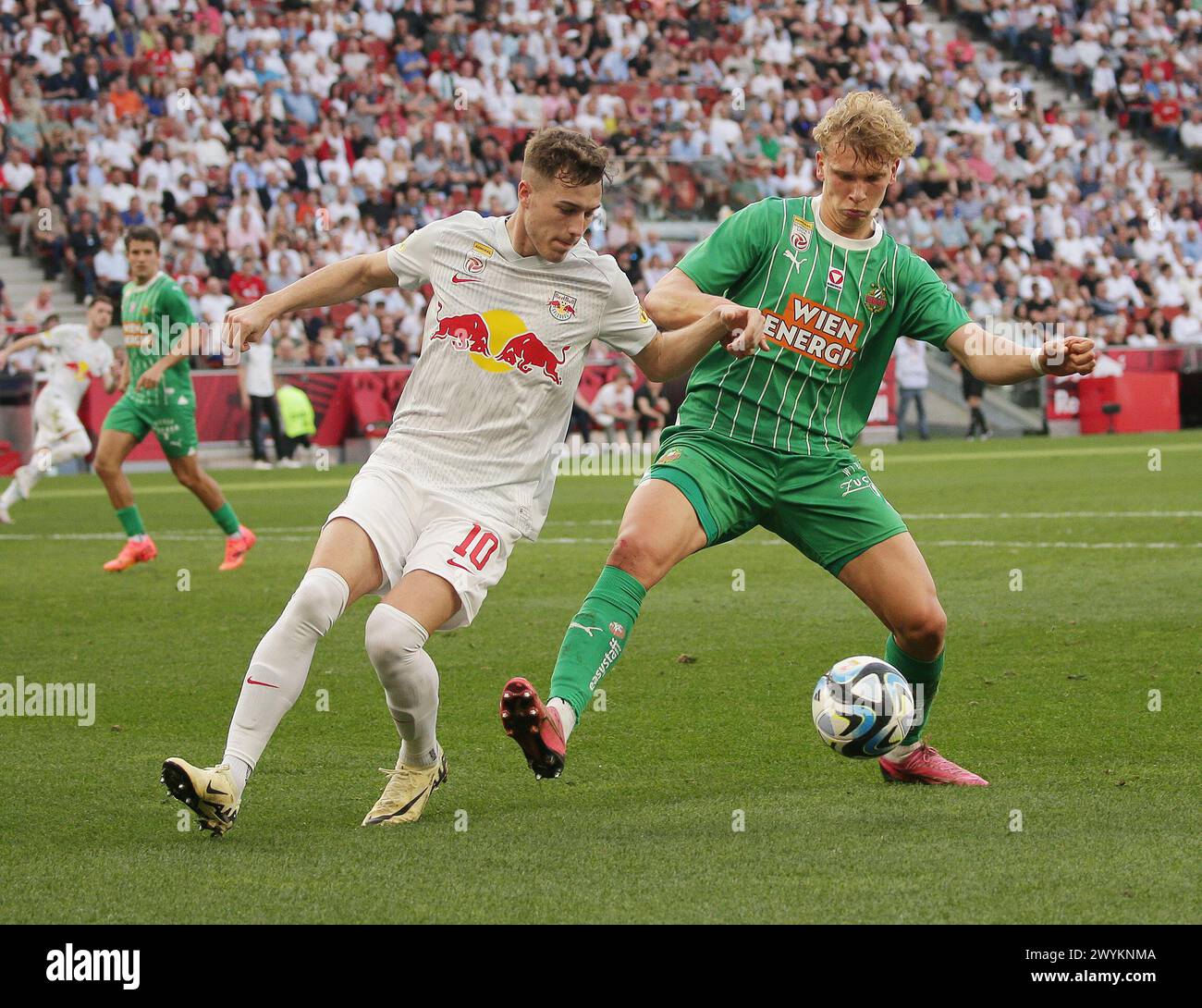 ABD0176 20240407 - SALZBURG - ÖSTERREICH: Luka Sucic (FC Red Bull Salzburg/l.) gegen Leopold Querfeld (SK Rapid) während der Admiral Bundesliga - Begegnung in der Meistergruppe, 3. Runde zwischen Red Bull Salzburg und SK Rapid am Sonntag, 7. April 2024 in Salzburg. - FOTO: APA/KRUGFOTO - 20240407 PD6107 Credit: APA-PictureDesk/Alamy Live News Stock Photo