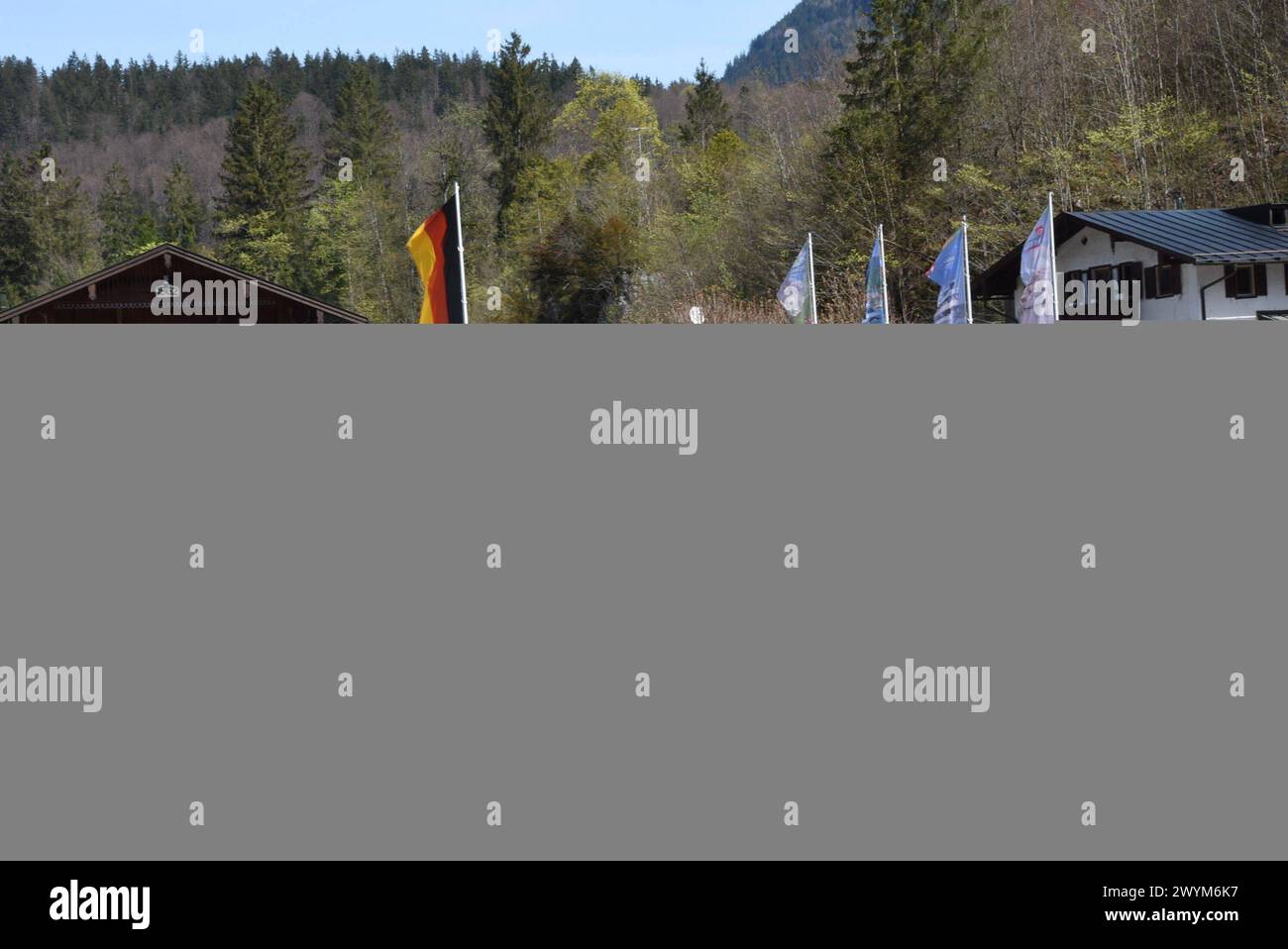 Kursschiff-vor Restaurant-Hotels-Haeuserreihen Koenigssee 06.04 2024 ...