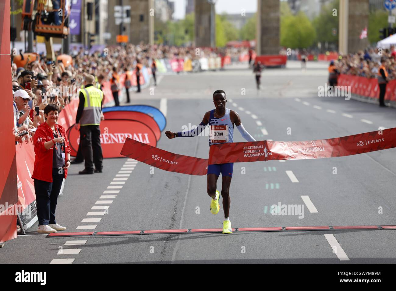 Läufer, Sieger Generali Berliner Halbmarathon 2024, SCC Events, am 07.