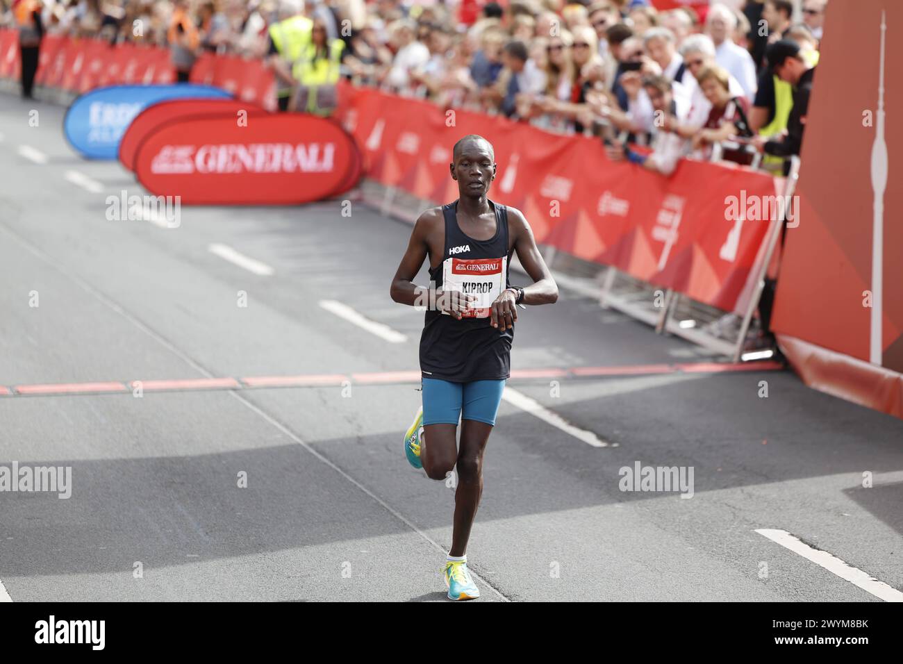 Läufer, Sieger Generali Berliner Halbmarathon 2024, SCC Events, am 07.