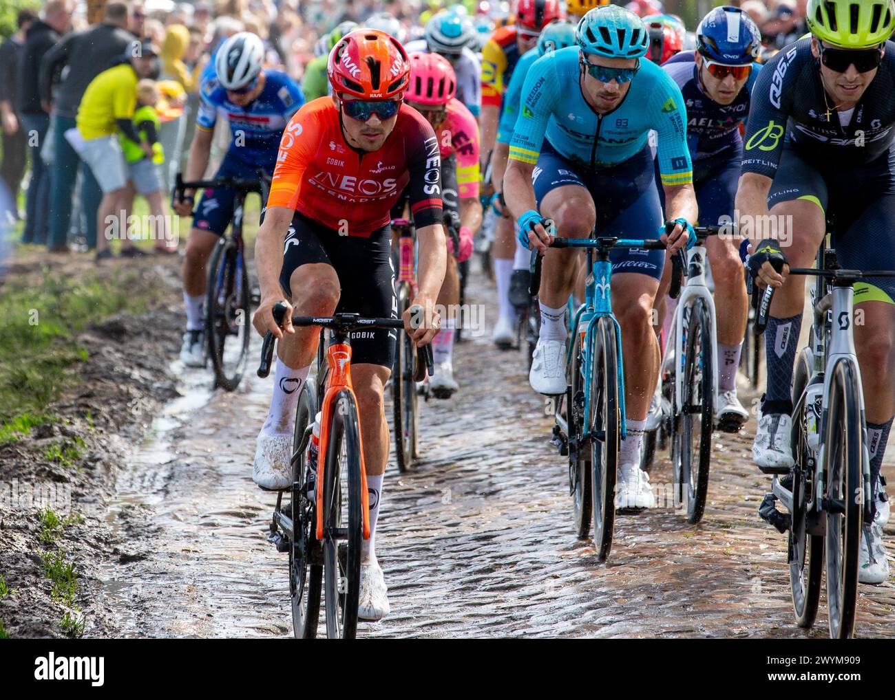 tom pidcock, INEOS Grenadiers crusing over the 2nd section of pave