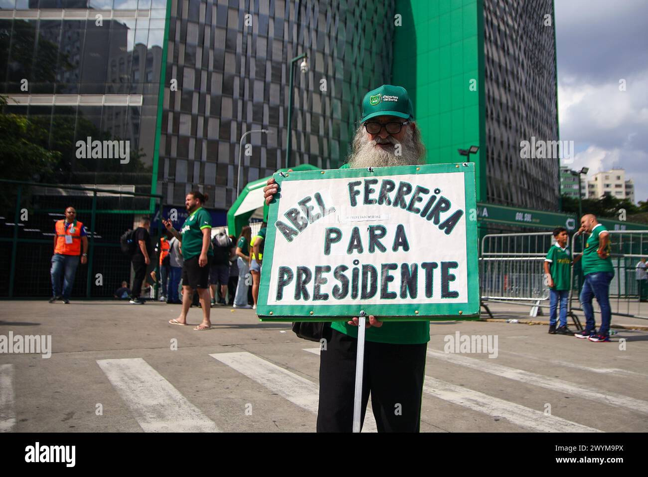 SÃO PAULO, SP - 07.04.2024: PALMEIRAS X SANTOS - Mr Ernesto and his traditional 'Abel Para Presidente' sign around the stadium before the match between Palmeiras and Santos valid for the final of the Campeonato Paulista 2024 held at Allianz Parque on the night of this Sunday (07). (Photo: Yuri Murakami/Fotoarena) Stock Photo