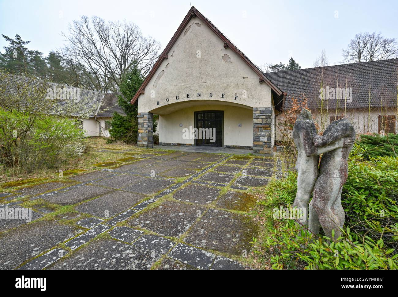 Wandlitz, Germany. 22nd Mar, 2024. The former villa of Reich Propaganda Minister Joseph Goebbels on the Bogensee site. On the same day, both politicians signed a moratorium on demolition to preserve the Bogensee site. The Bogensee site, located north of Berlin, includes the former Wilhelm Pieck FDJ High School and the villa of Reich Propaganda Minister Joseph Goebbels. The Supervisory Board of Berliner Immobilienmanagement (BIM) plans to bring about a decision on the demolition of Bogensee in April 2024. Credit: Patrick Pleul/dpa/Alamy Live News Stock Photo