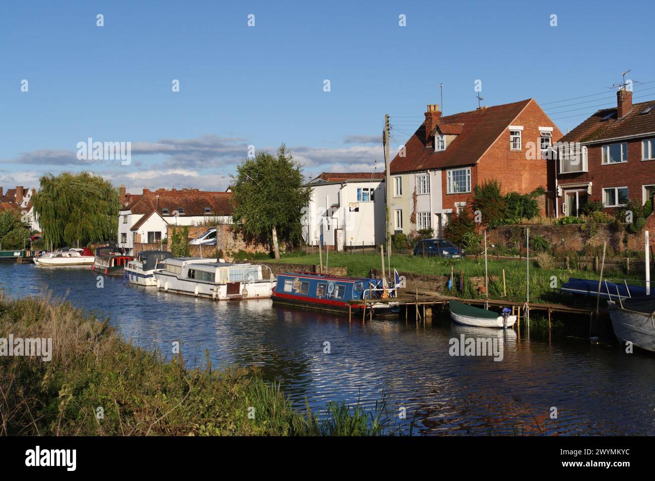 Houses along the riverbank on the Avon waterway in Tewkesbury ...