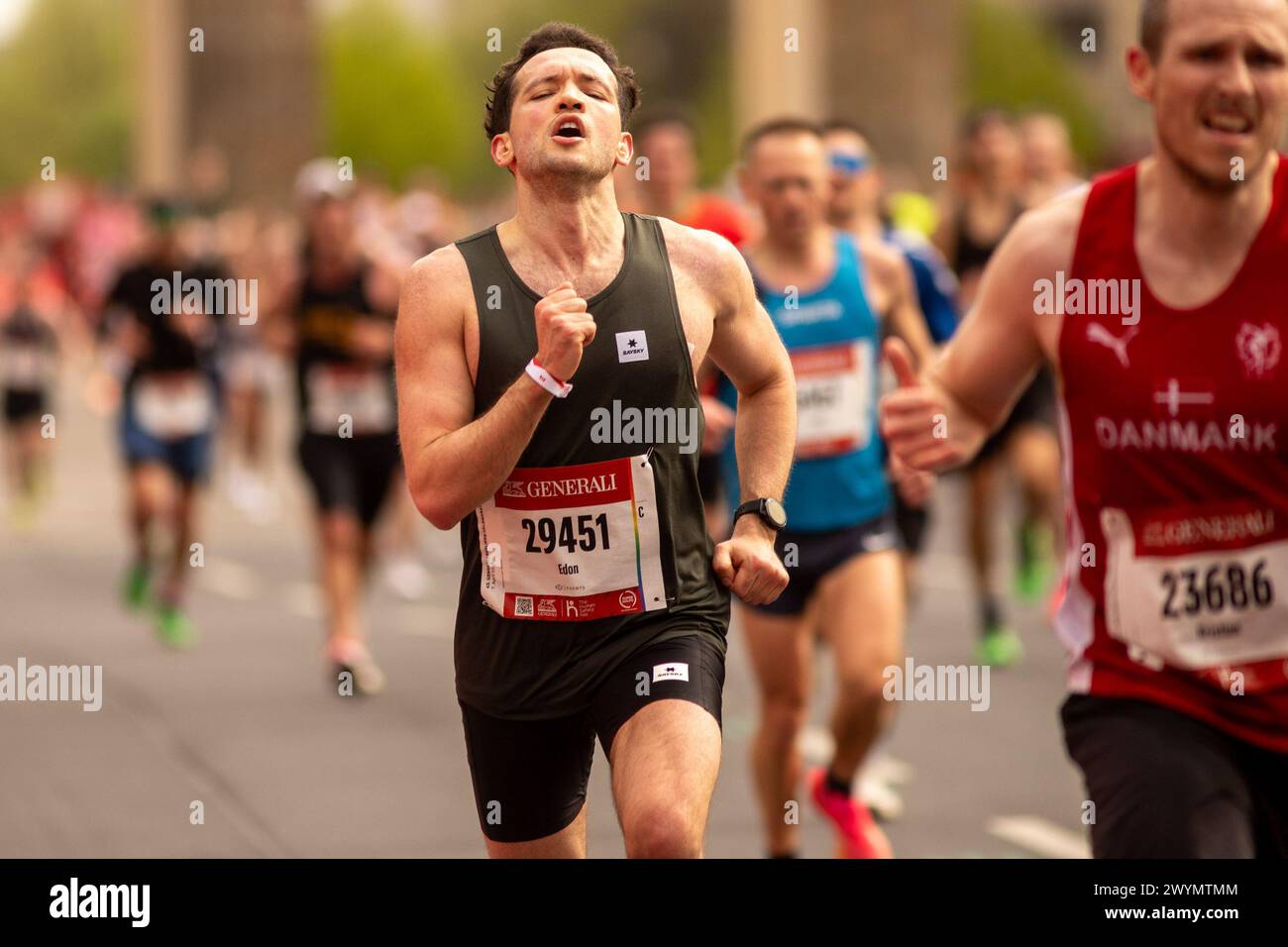 Berlin, Germany. 07th Apr, 2024. BERLIN, GERMANY - APRIL 7: Participants compete during the Berlin Half Marathon, which starts at Siegesaule and ends at Brandenburg Gate in Berlin, Germany on April 07, 2024. (Photo by Sergio Mendes/PxImages) Credit: Px Images/Alamy Live News Stock Photo