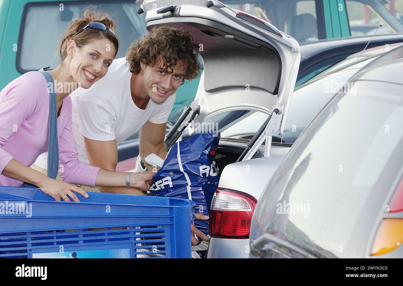Couple loading up car hi-res stock photography and images - Alamy