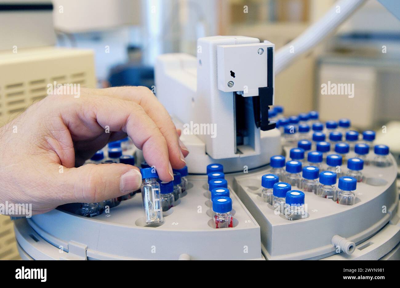 Gas chromatographer with thermal conductivity detector (TCD), electron ...