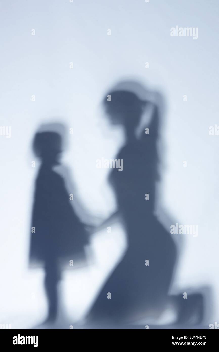 Girl kneeling silhouette hi-res stock photography and images - Alamy