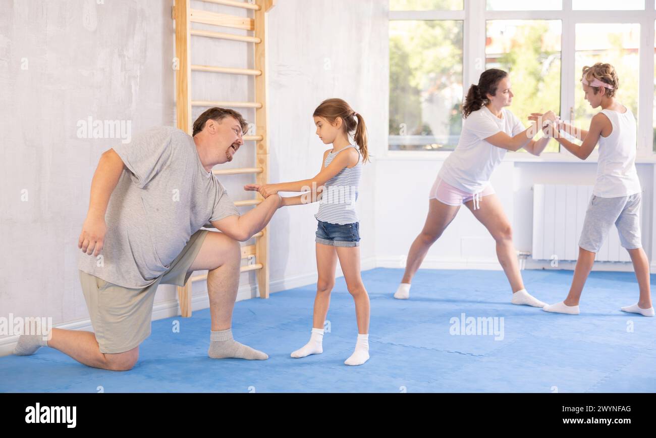 Father and daughter training self-defense techniques Stock Photo - Alamy