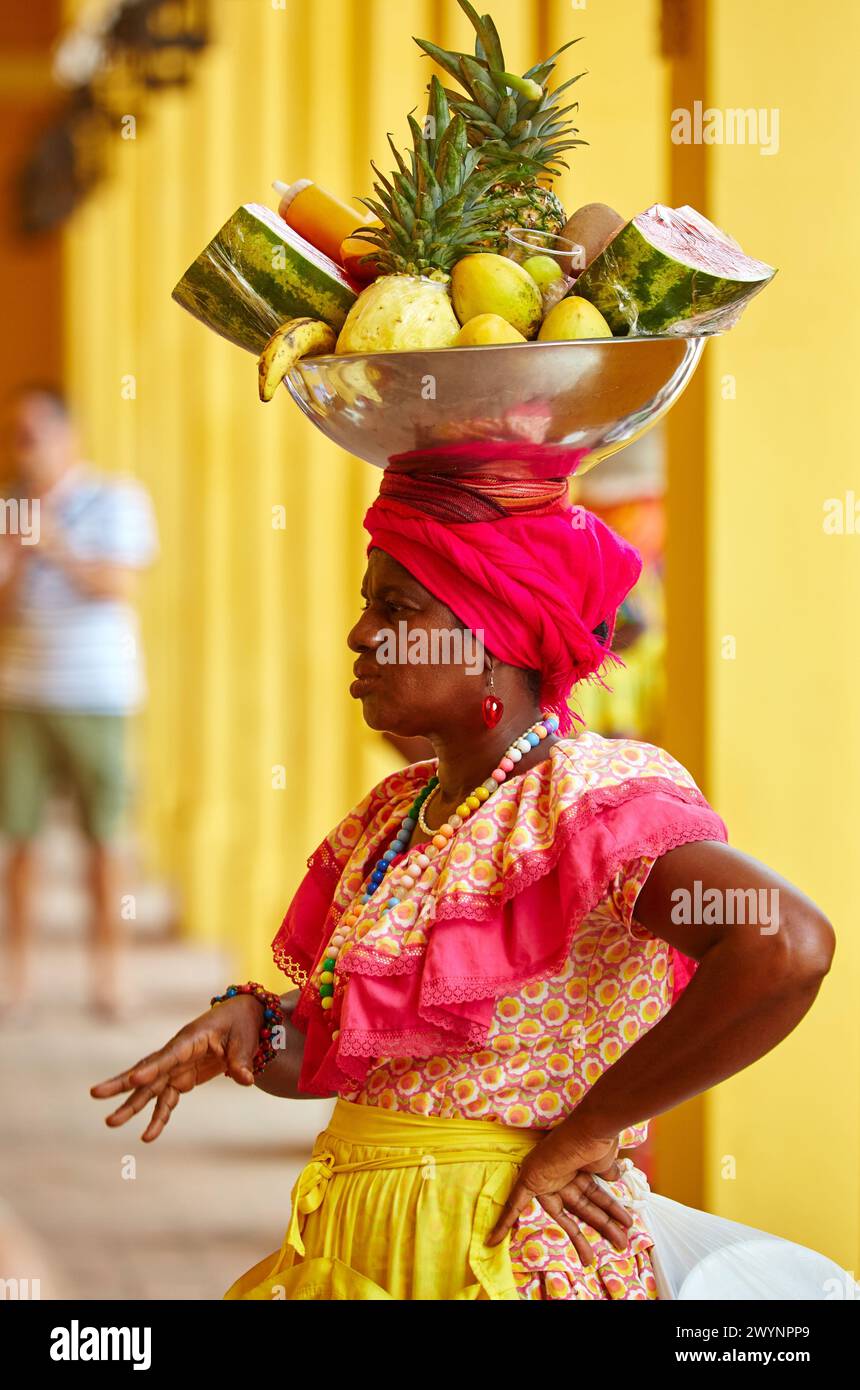 'Palenquera', Fruit seller, Las Bóvedas, Cartagena de Indias, Bolivar, Colombia, South America. Stock Photo