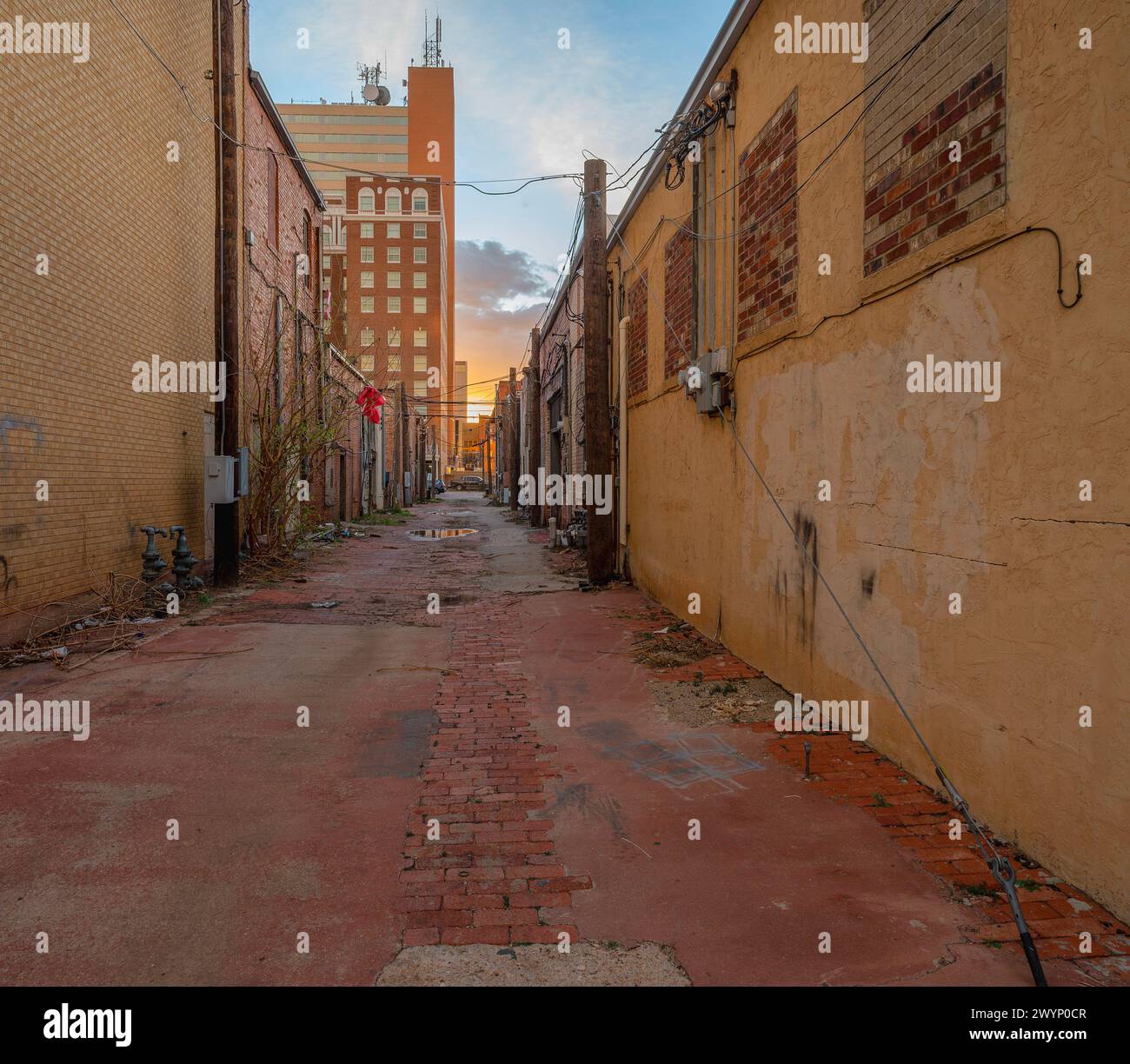 Evening view of setting sun in a back alley in downtown Lubbock, Texas, USA Stock Photo
