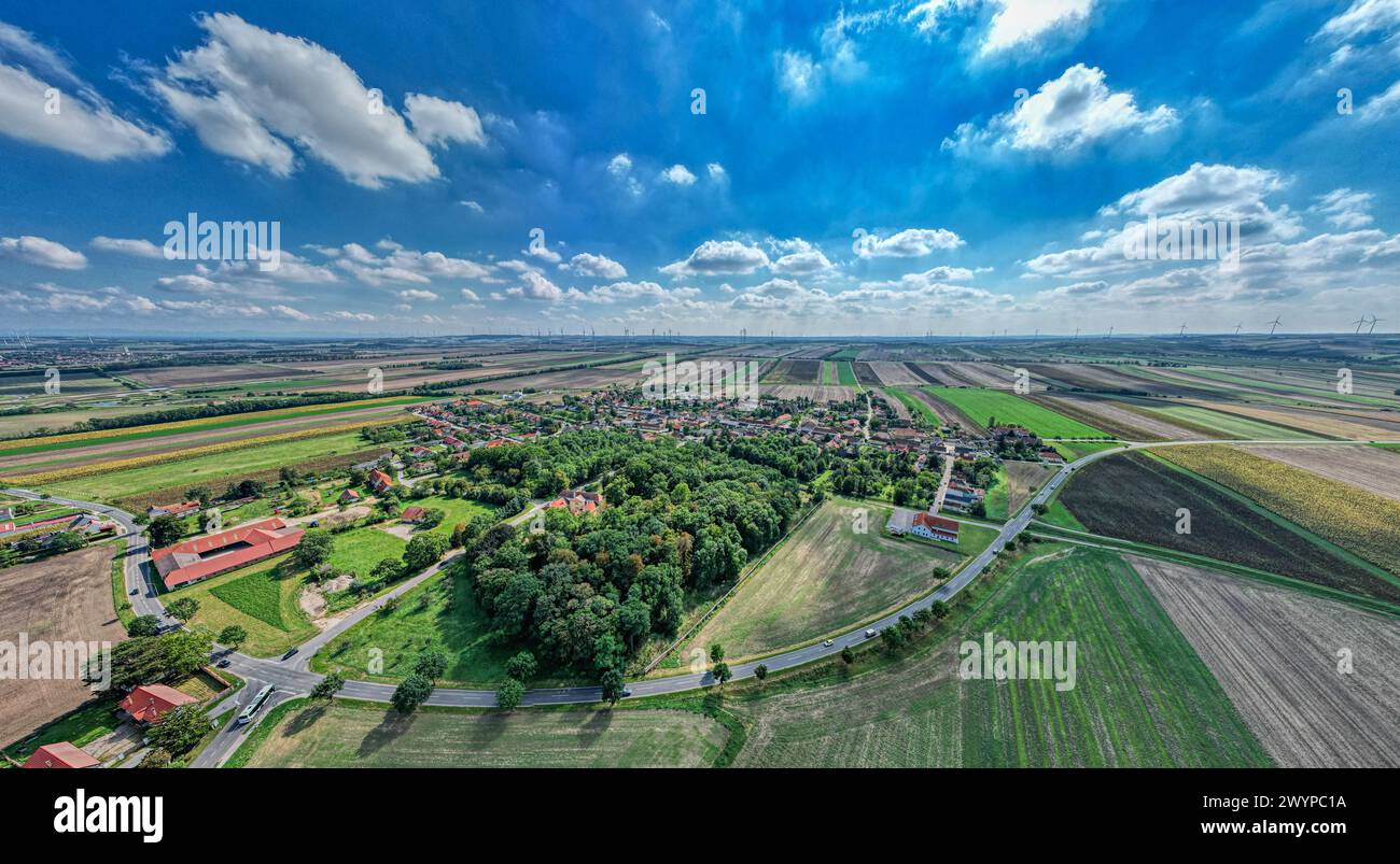 Walterskirchen Poysdorf Weinviertel Luftbild Bezirk Mistelbach Kellergasse Weinkeller Kellergasse am Neugebäude Stock Photo
