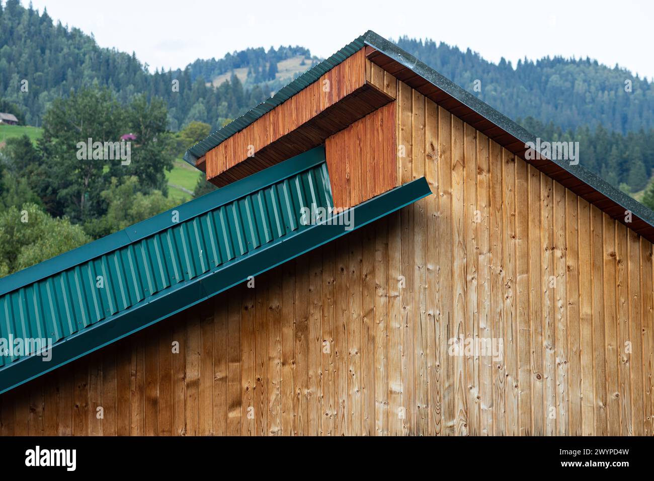 Wooden building metal roof hi-res stock photography and images - Alamy