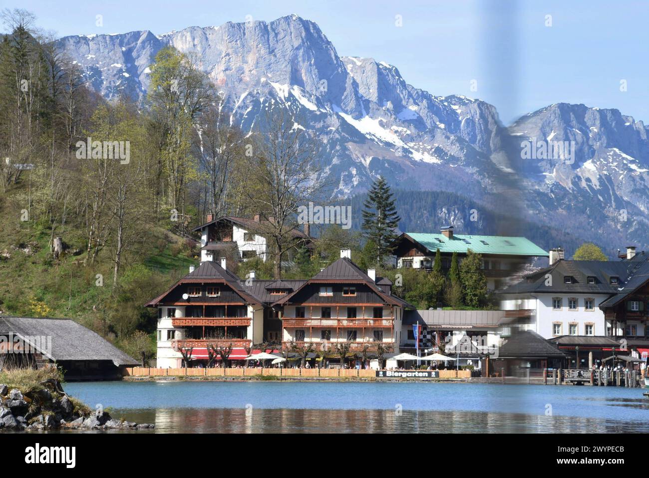 Restaurant-Hotels-Haeuserreihen-Gebirgsmassiv Koenigssee 06.04 2024 ...