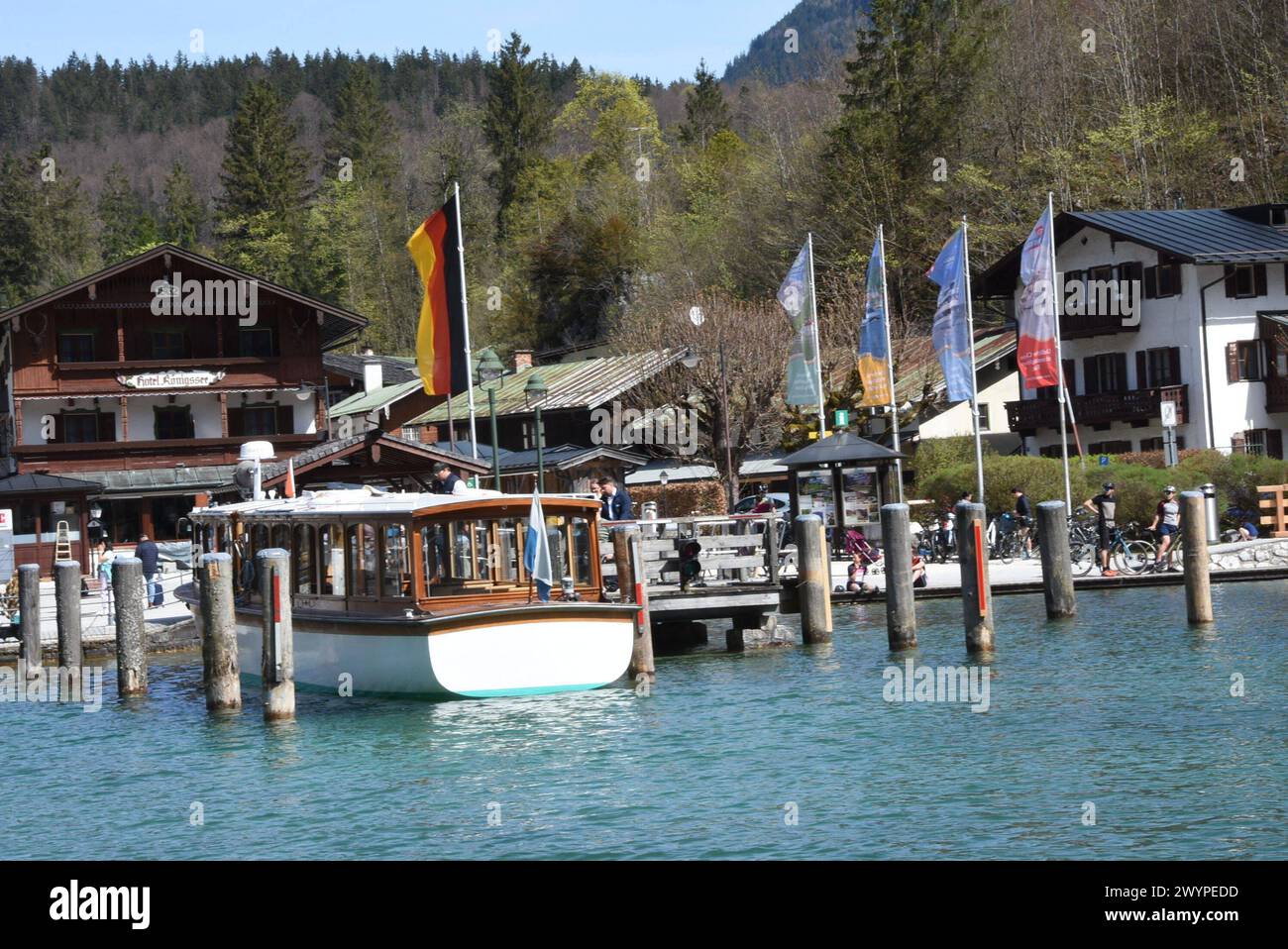 Kursschiff-vor Restaurant-Hotels-Haeuserreihen Koenigssee 06.04 2024 ...