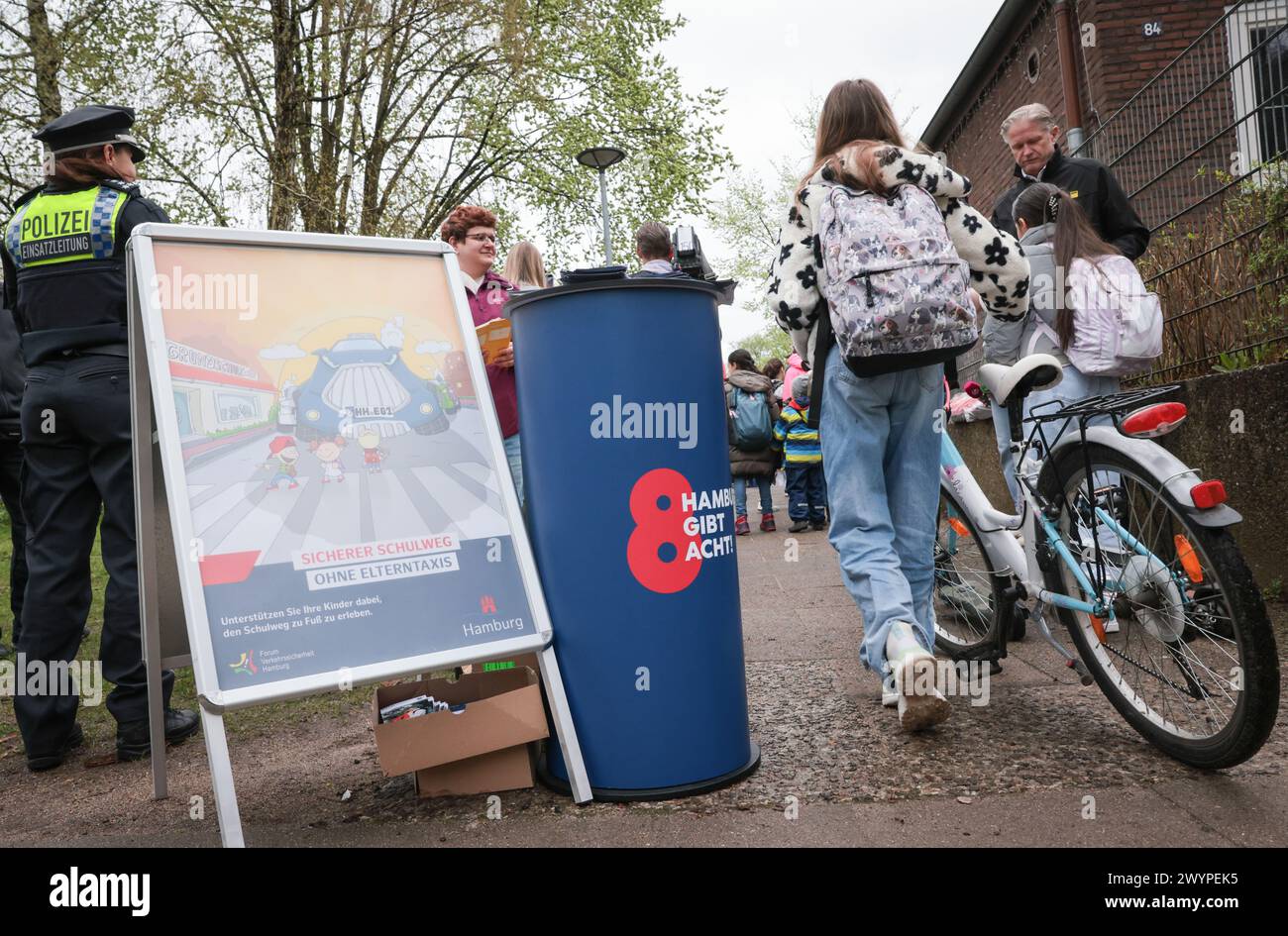 Hamburg, Germany. 08th Apr, 2024. Pupils are informed at the entrance to Charlottenburger Straße elementary school at the start of the Hamburg police's three-week road safety campaign 'Consideration for children.arrives!'. Credit: Christian Charisius/dpa/Alamy Live News Stock Photo