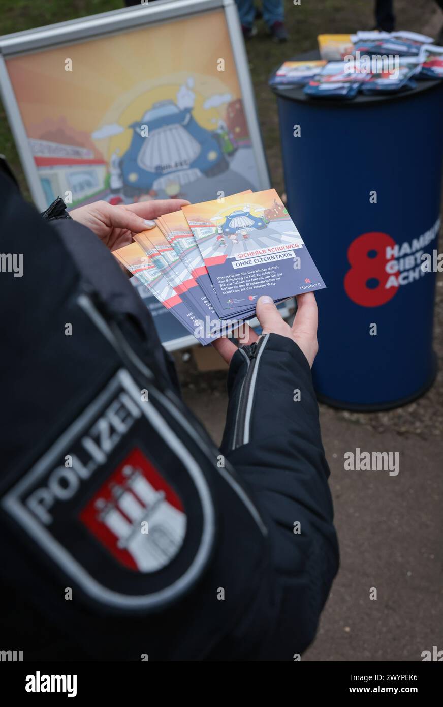 Hamburg, Germany. 08th Apr, 2024. Pupils and their parents are informed at the entrance to Charlottenburger Straße elementary school at the start of the Hamburg police's three-week road safety campaign 'Rücksicht auf Kinder.kommt an!'. Credit: Christian Charisius/dpa/Alamy Live News Stock Photo