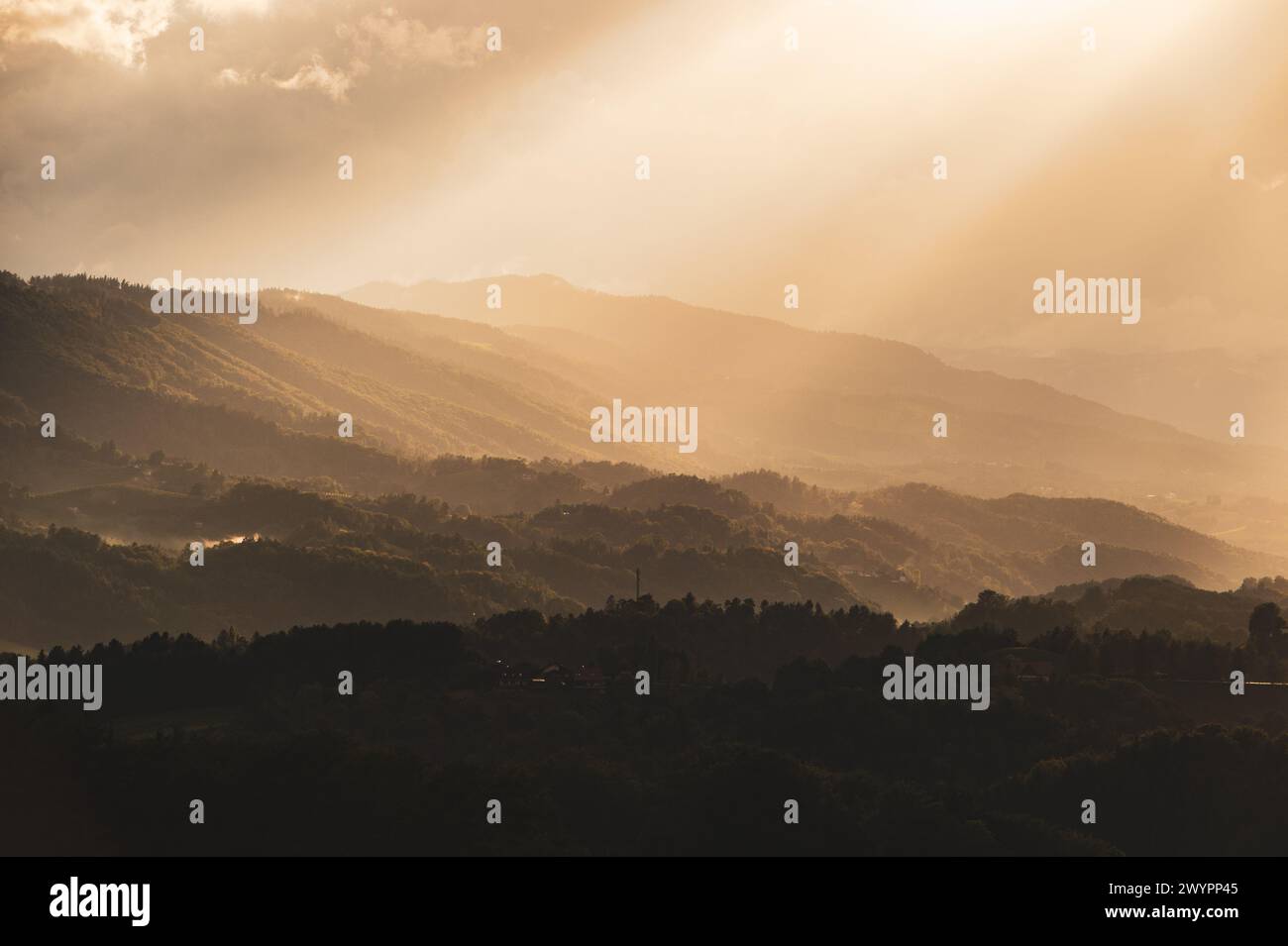 Wolken und Sonnenuntergangsstimmung über den Hügeln der Südsteiermark und entlang südsteirischen Weinstraße im Sommer am 30.08.2020. // Clouds and sunset atmosphere over the hills of southern Styria and along the southern Styrian wine route in summer on August 30th, 2020. - 20200830 PD12544 Credit: APA-PictureDesk/Alamy Live News Stock Photo