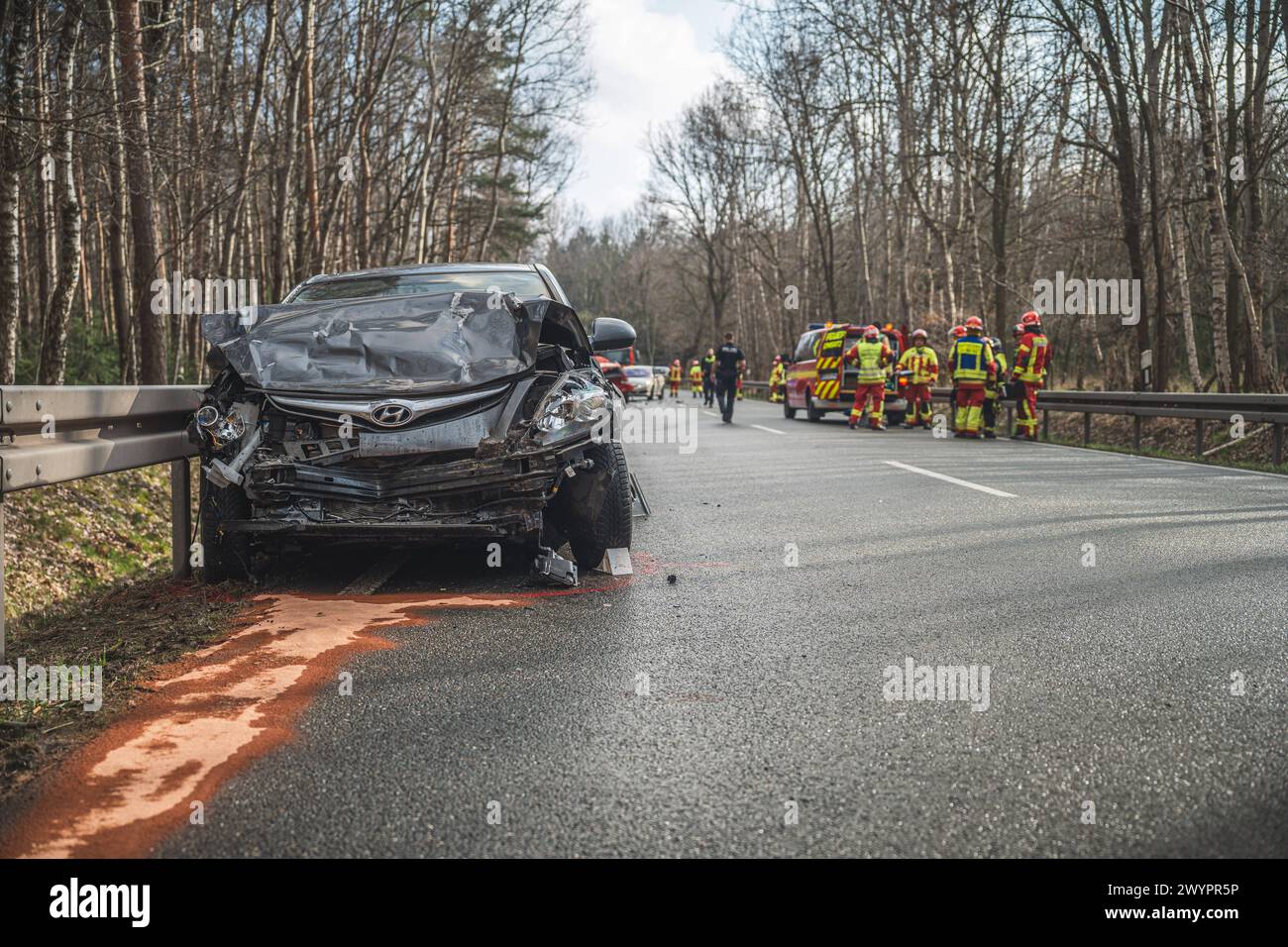 Verkehrsunfall Ein Hyundai nach einem Verkehrsunfall Kühdorf B 92, Kühdorf, Langenwetzendorf Deutschland *** Traffic accident A Hyundai after a traffic accident Kühdorf B 92, Kühdorf, Langenwetzendorf Germany Stock Photo