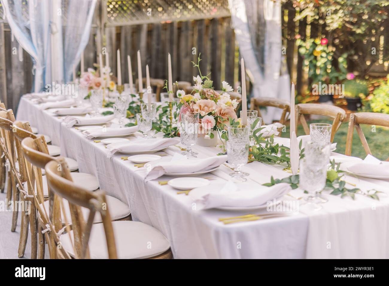 Chic garden wedding table with floral centerpiece Stock Photo