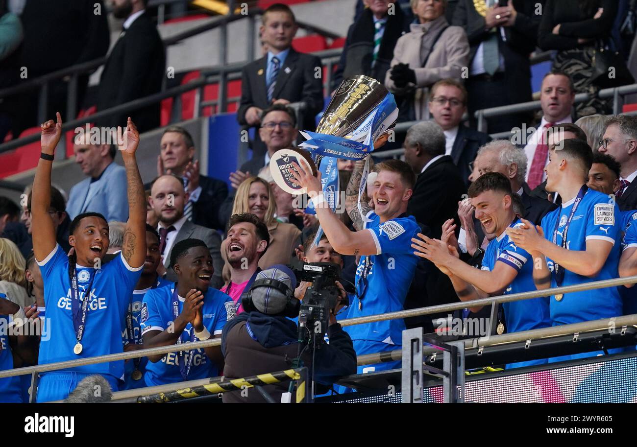 LONDON, ENGLAND - APRIL 7: The Peterborough United players lifting the trophy after the Bristol Street Motors Trophy Final between Peterborough United and Wycombe Wanderers at Wembley Stadium on April 7, 2024 in London, England. (Photo by Dylan Hepworth/MB Media) Stock Photo
