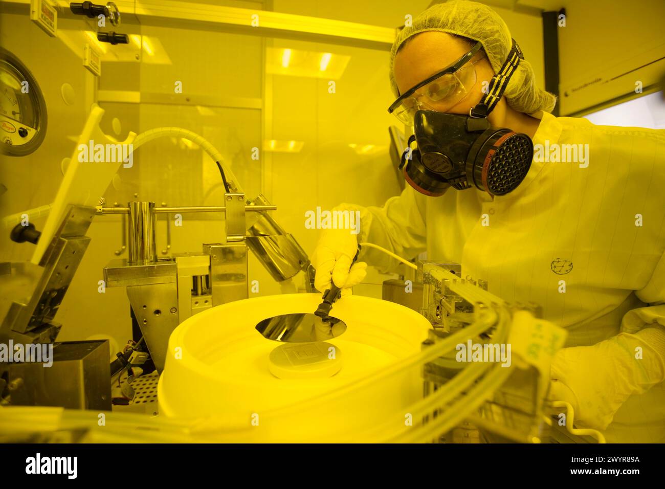 Clean room manufacturing silicon wafers hi-res stock photography and ...