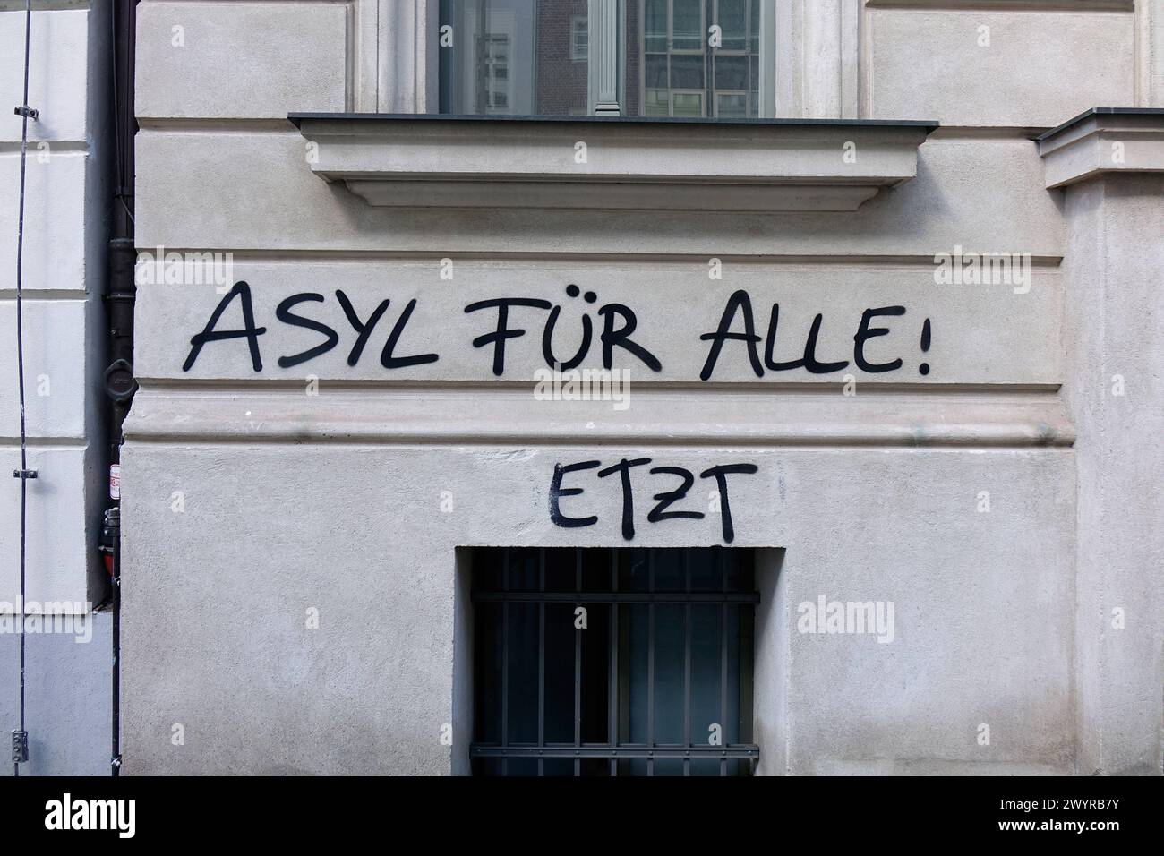 Asylum Lettering Schriftzug Asyl für alle an einer Hauswand Schriftzug Asyl für alle an ...