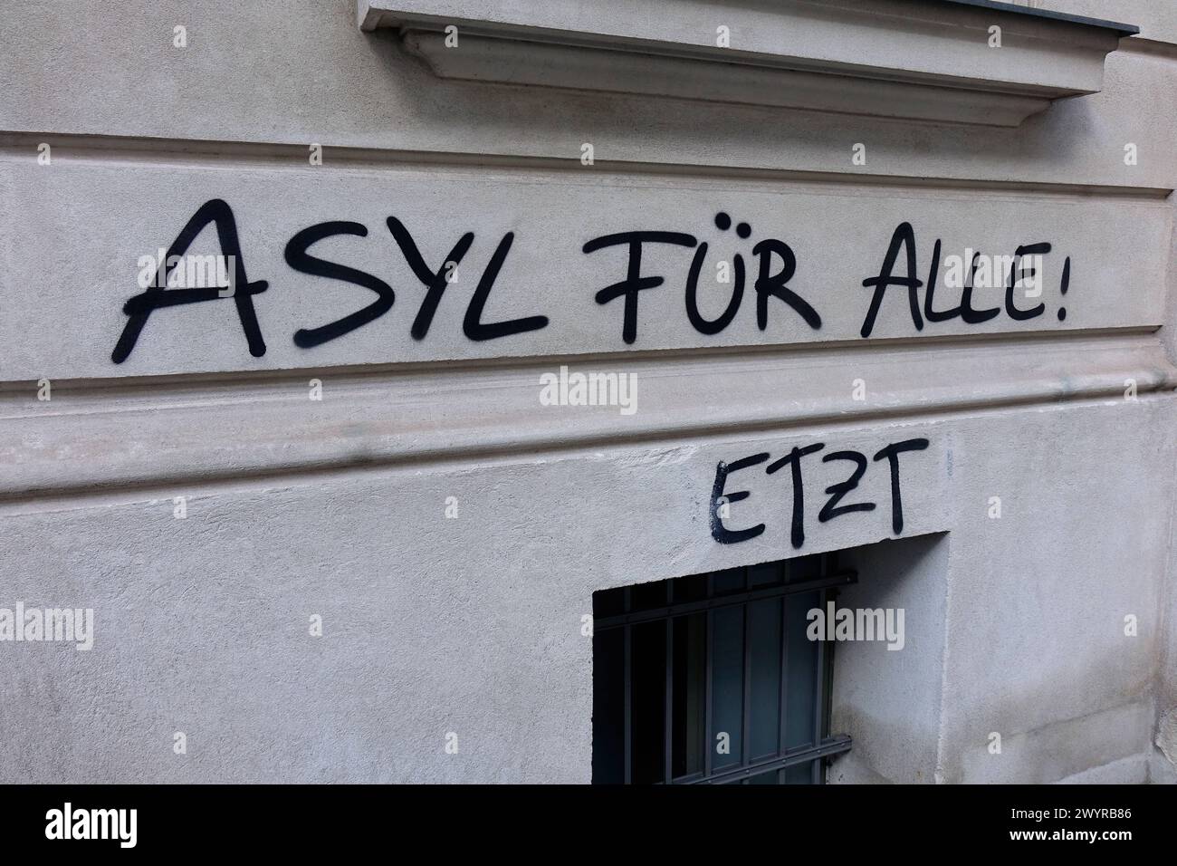Asylum Lettering Schriftzug Asyl für alle an einer Hauswand Schriftzug Asyl für alle an ...